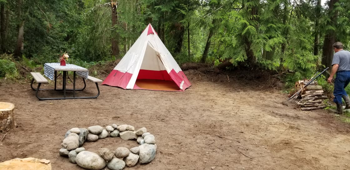 Doe's rest all set up waiting on its next visitor.
Tipi optional rental at booking.