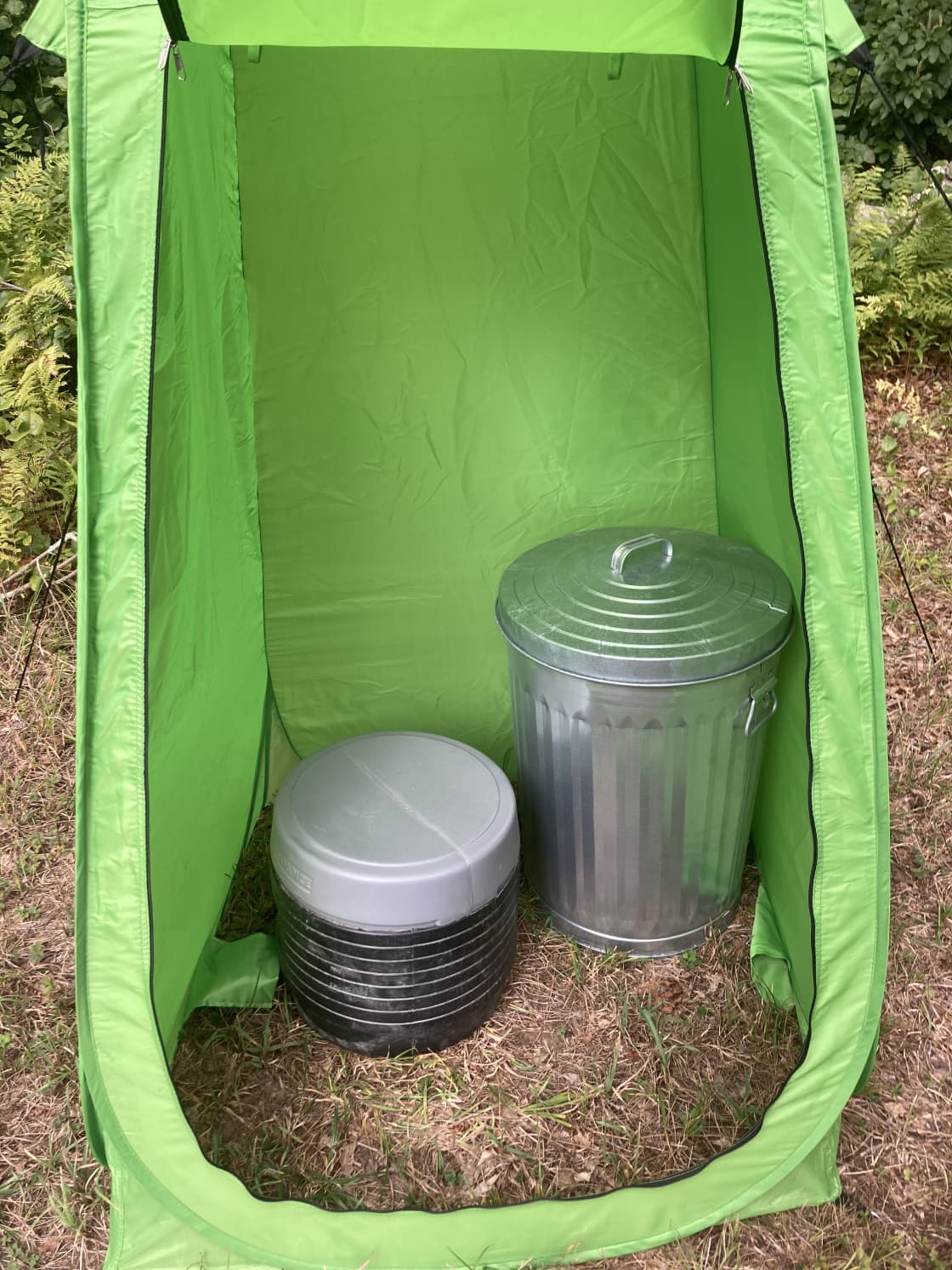 Camp toilet lined with a bag. You must take it with you if you use it! Cedar shavings are provided in the trash can