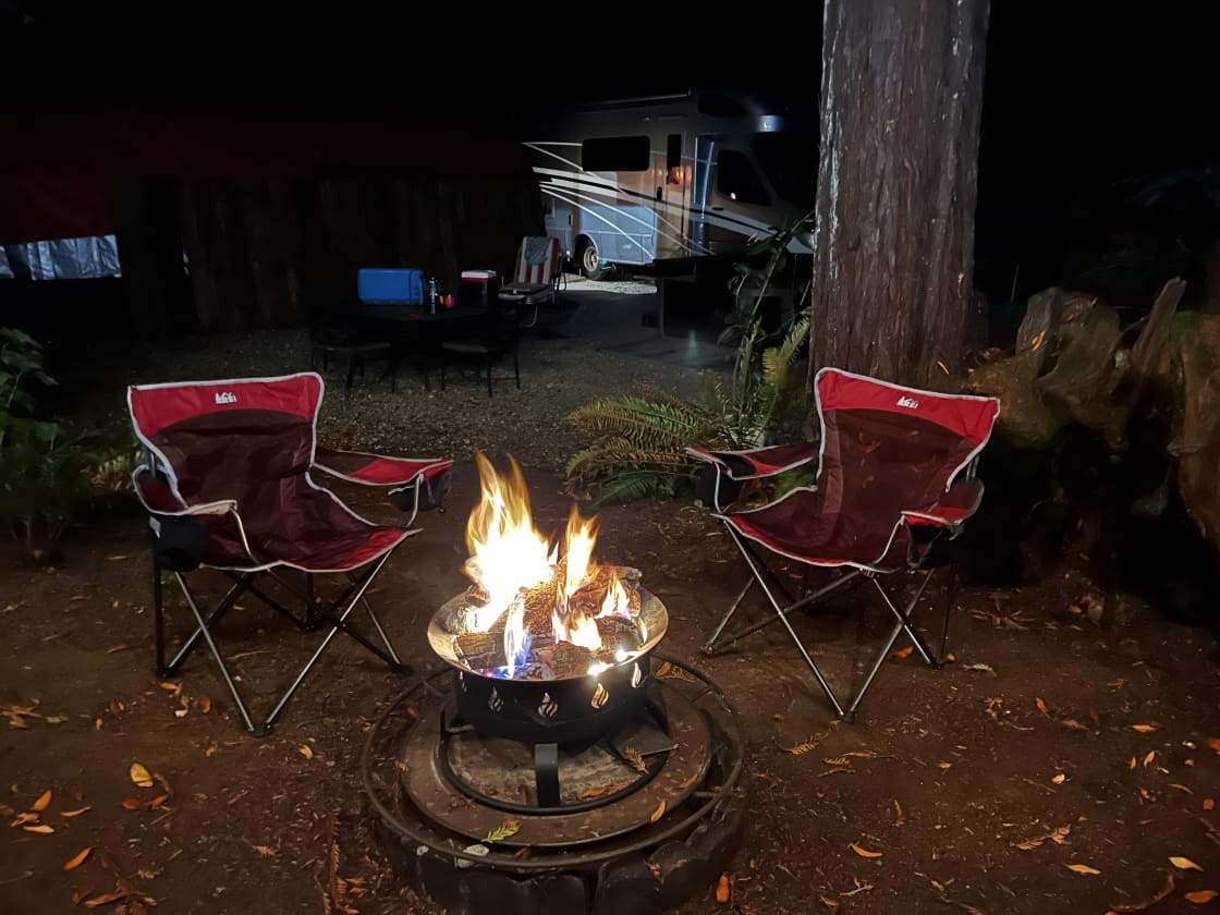 Come and sit by the cozy propane gas campfire! It is available all year ‘
round.