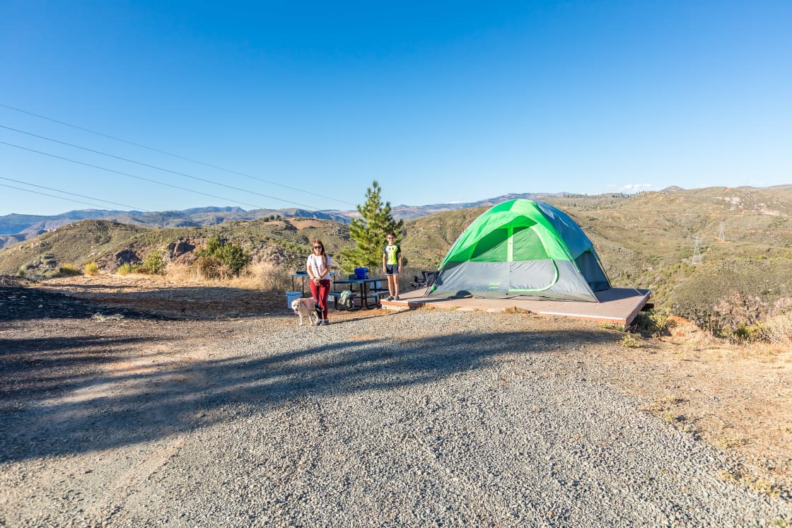 Tent platform on the edge of mountain 