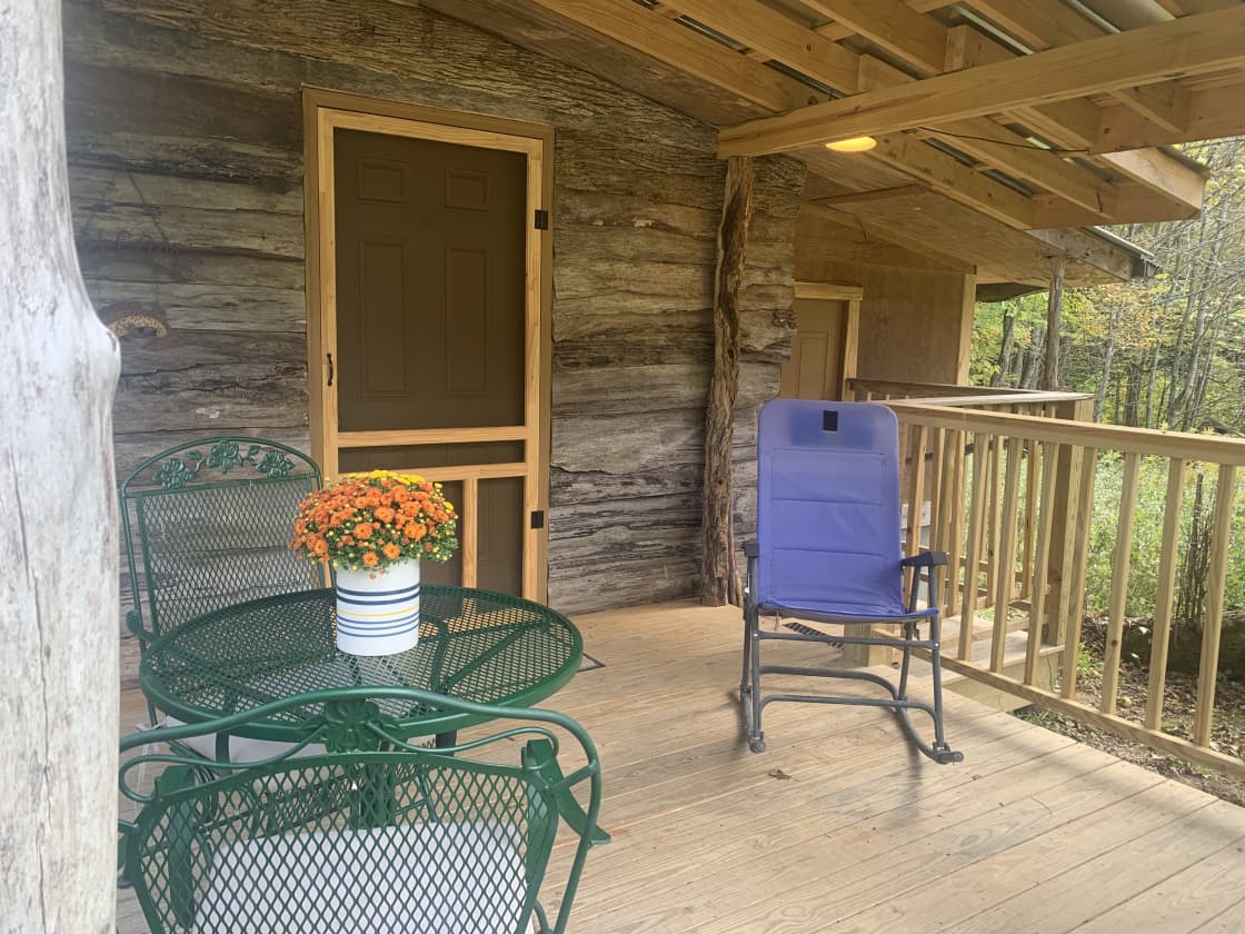 Enjoy the tiny house in your own privacy while listening to the creek flow and songbirds sing. 
