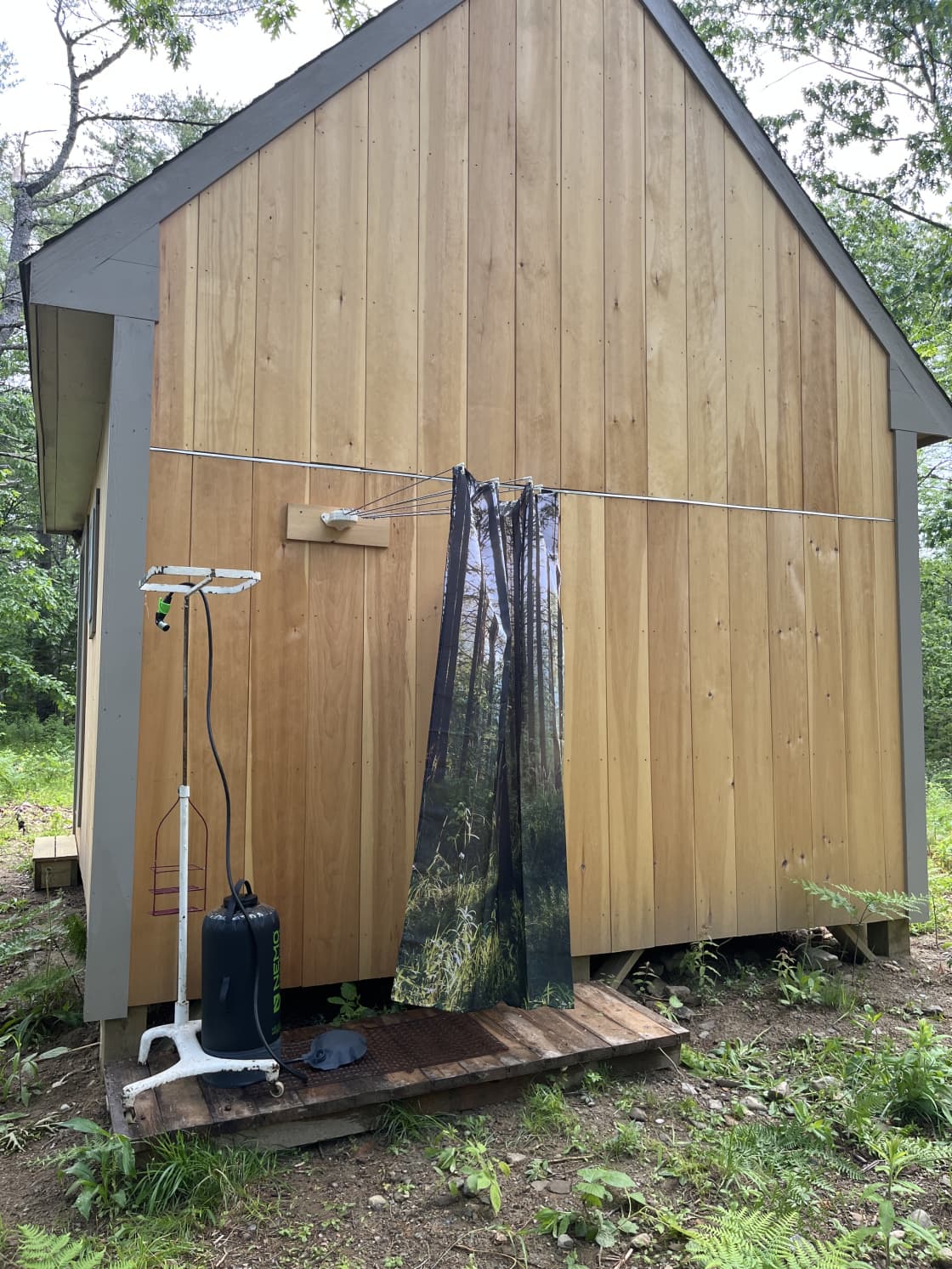 Solar shower station with pressurized foot pump