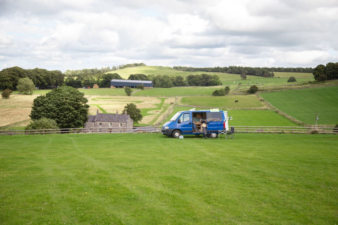 Campervan with a view of the manor 