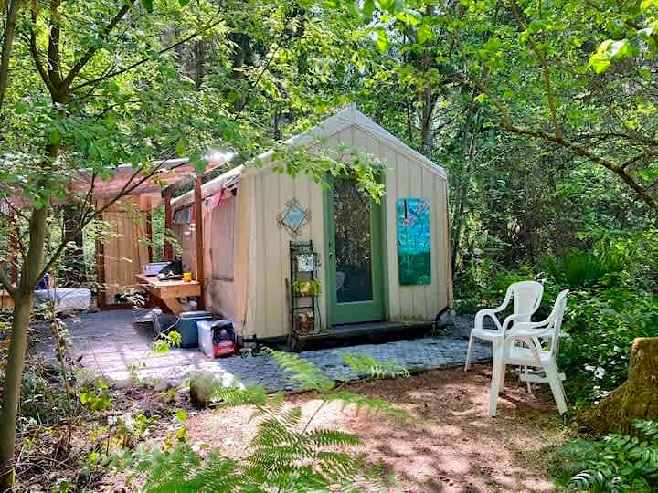Dragonfly Den. Twin beds. Private outdoor kitchen and outhouse. 