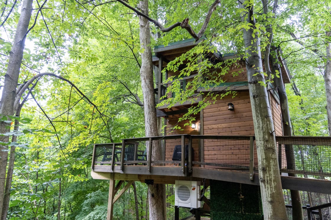 Rustic Treehouse In Hocking Hills