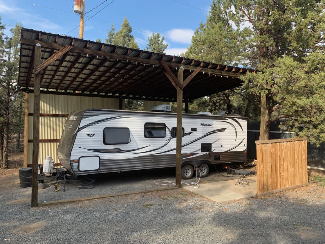 RV hook up spot with small "patio" area with table and chairs