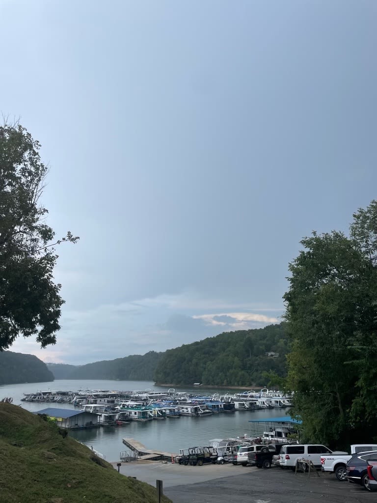 10 min from Pates Ford Marina on Center Hill Lake - rent a boat, get a bite to eat and stay for the live music