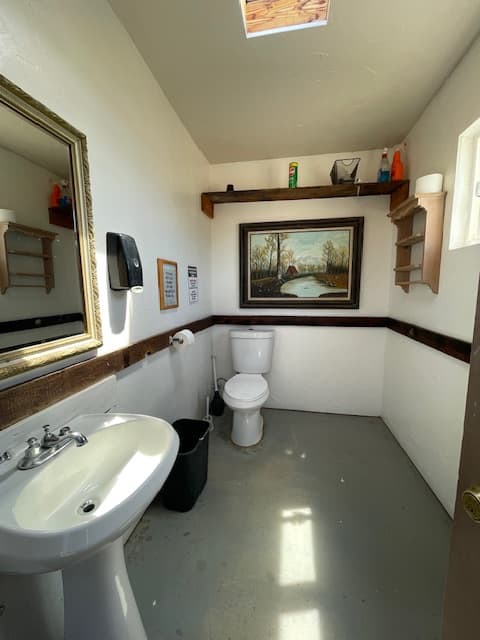 Bathroom on site: clean and accessible 