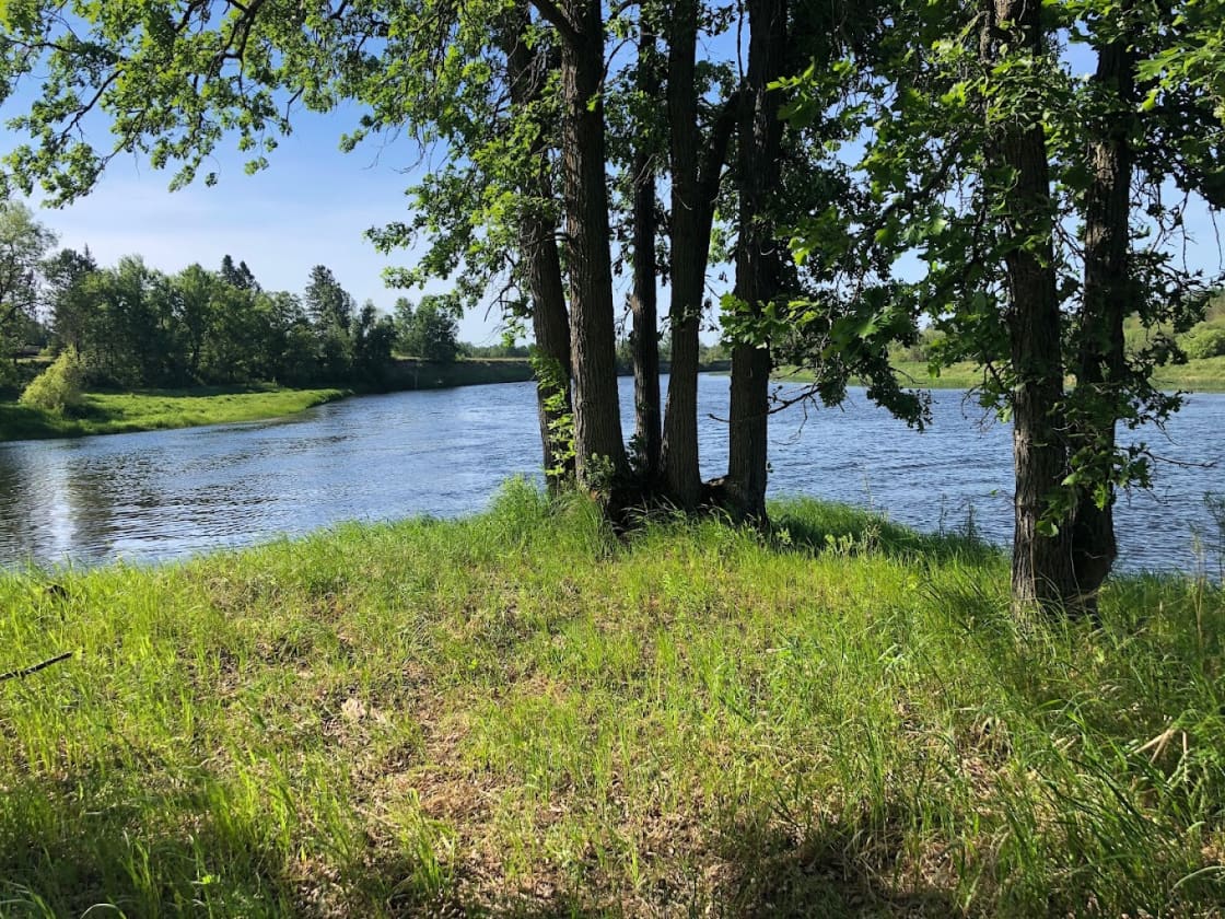A 10 minute trail walk brings you to the confluence of the Mississippi and Prairie Rivers. There is a recreation area located a five minute walk that gives you access to the Prairie River. 