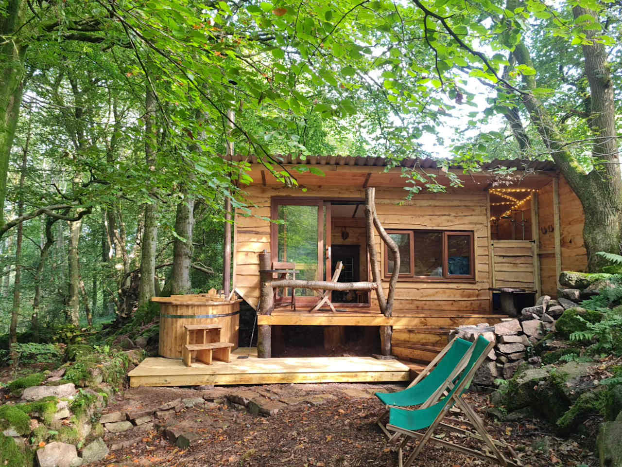 Hideaway Hut with private hottub, ensuite. Kingsize bed. woodburner.