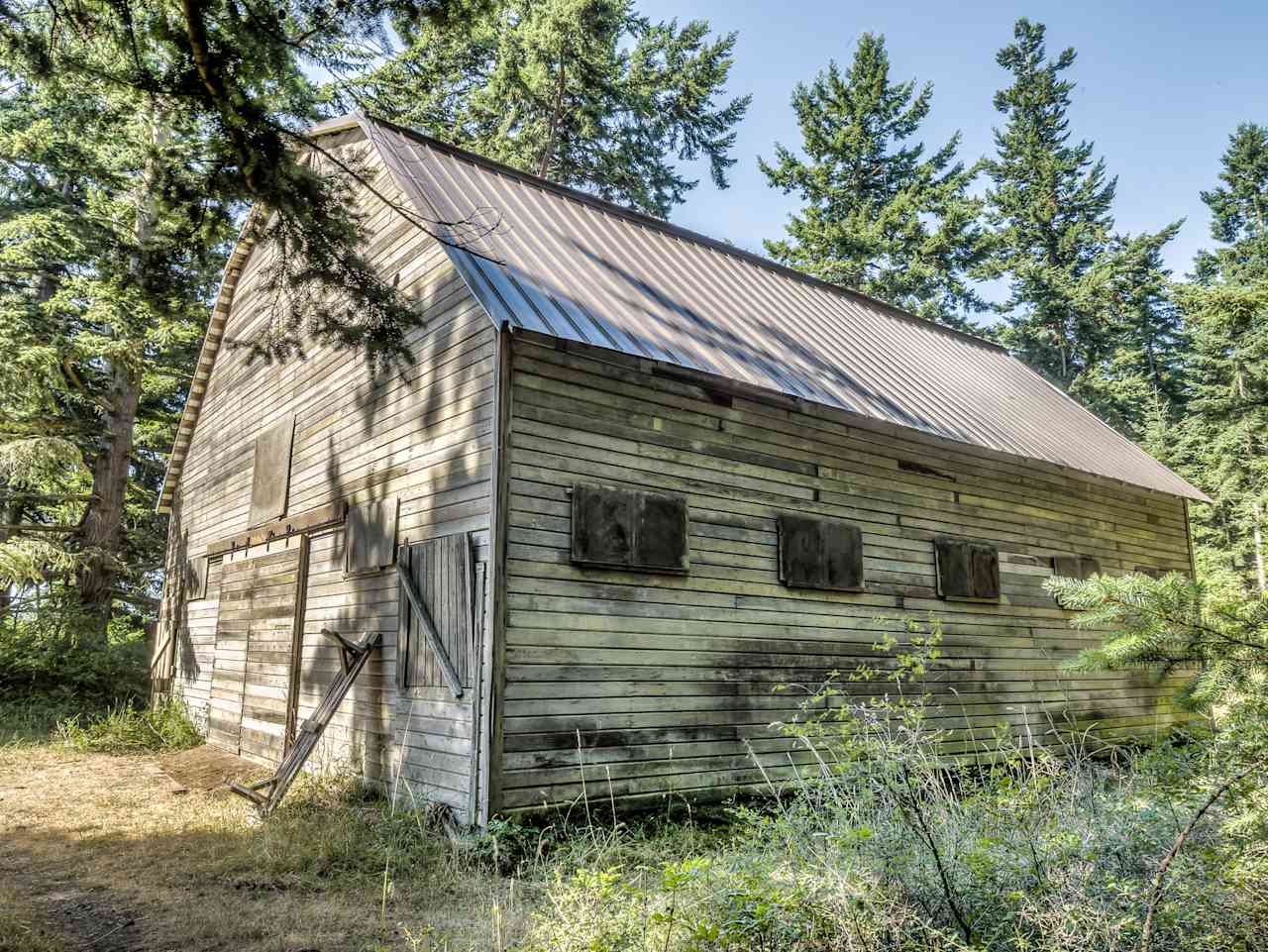 A c1911 barn has been restored on site and is a nest site for barn owls.