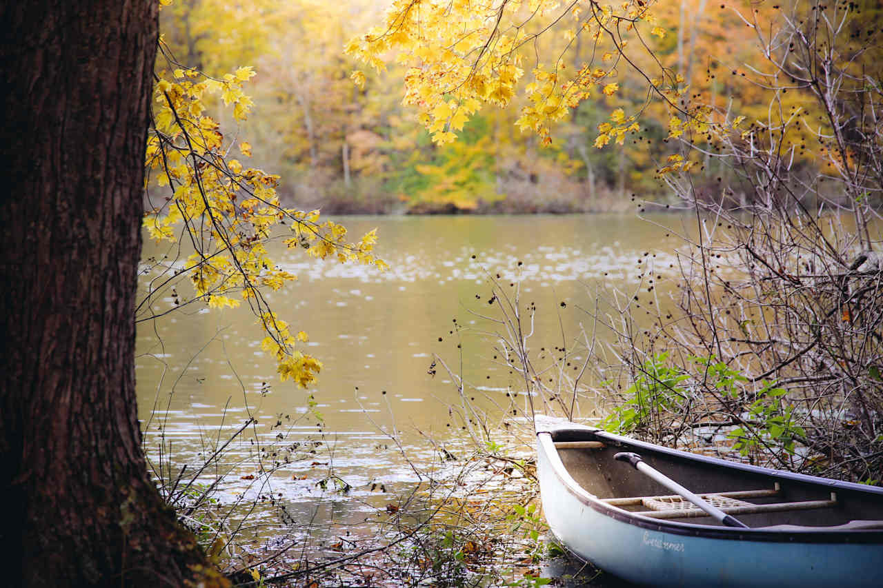 This tranquil lake looked amazing in autumn foliage. 