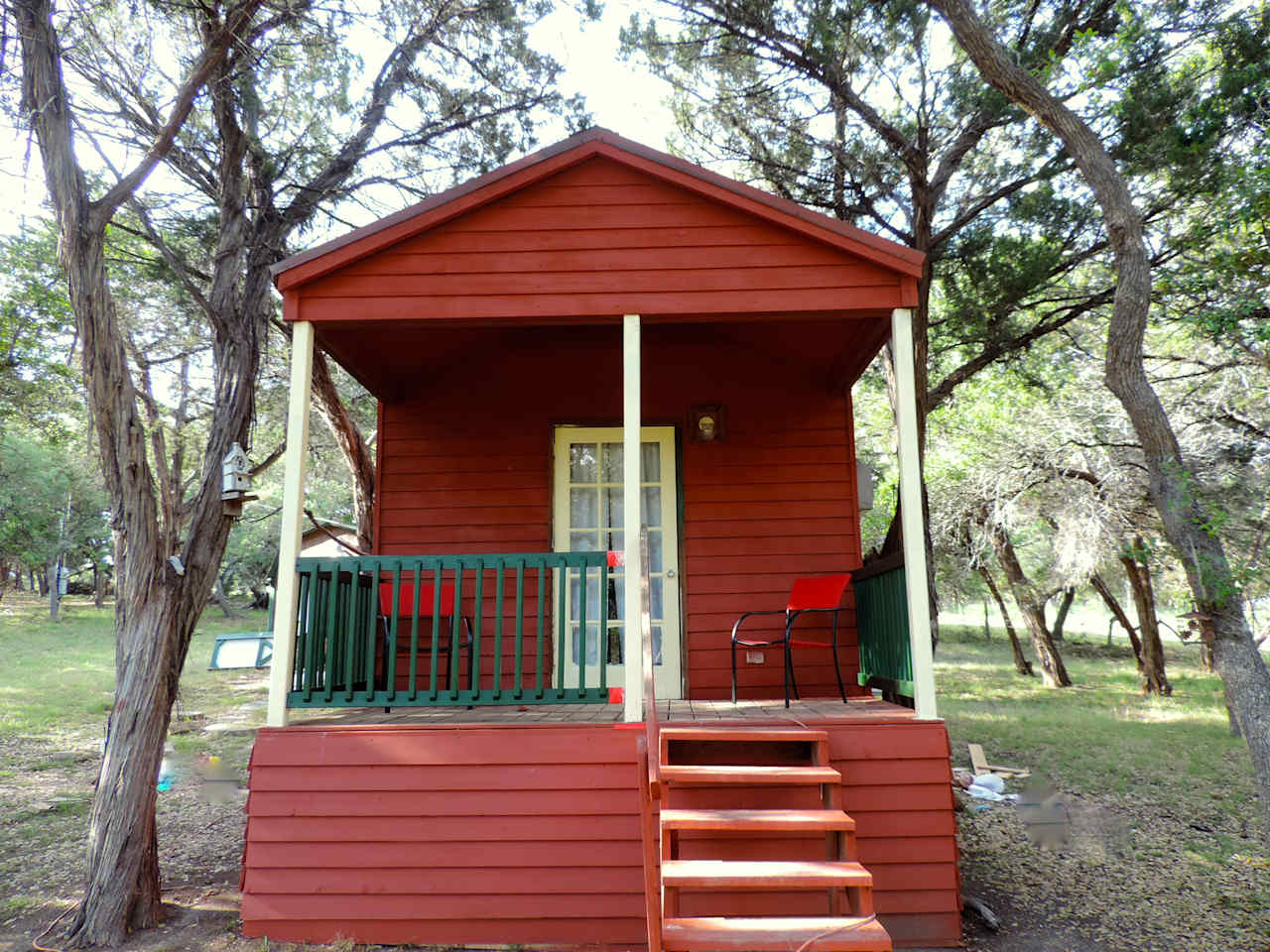 Adorable romantic cabin in the woods, to camp with all the creature comforts!