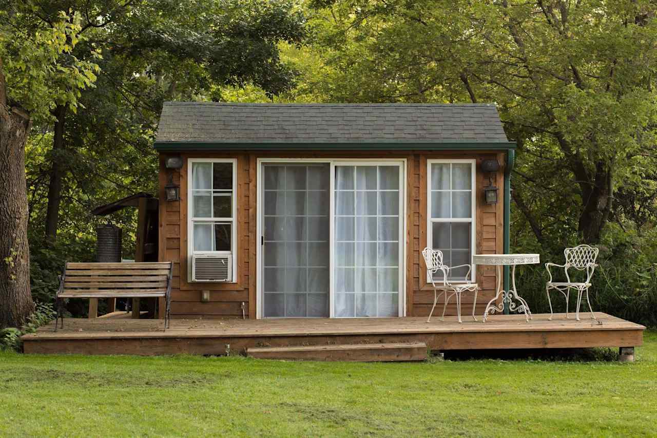 Cozy Lakeside Cottage Guestroom