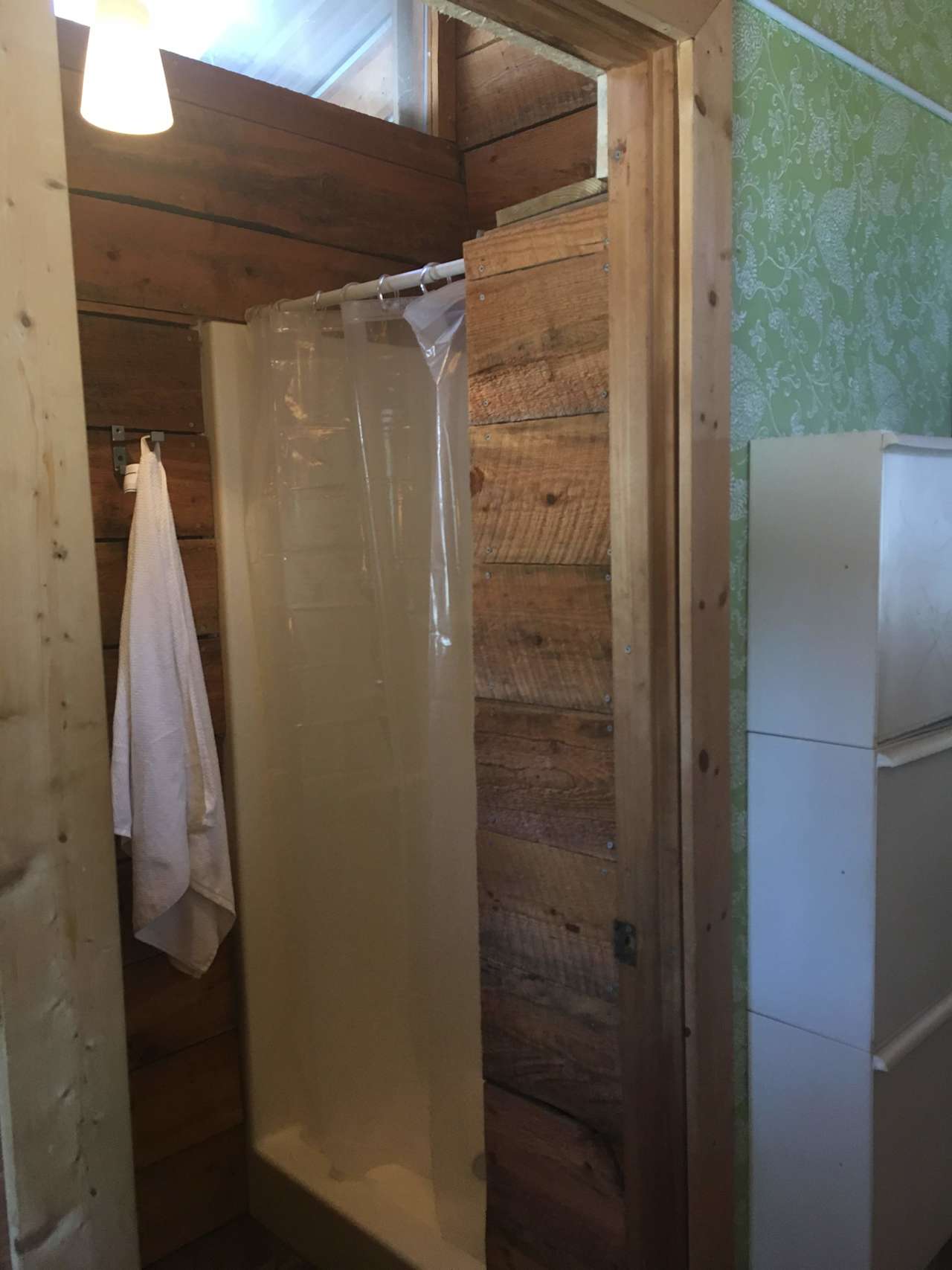 Shower: Self efficiency is the main purpose of this tiny house. Rain water is collected and filtered for your hot showers,please keep your water use under 3 minutes.