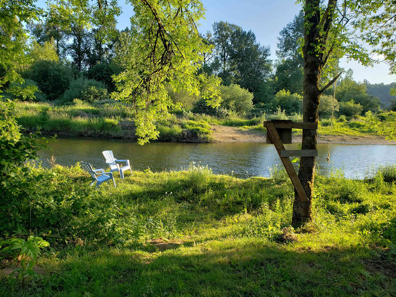 Campsite 1 :  Extra large site, very private,surrounded by large trees.  Rope swing,
Fire pit , picnic table and two chairs.  Gorgeous spot to enjoy sunset over the river. 