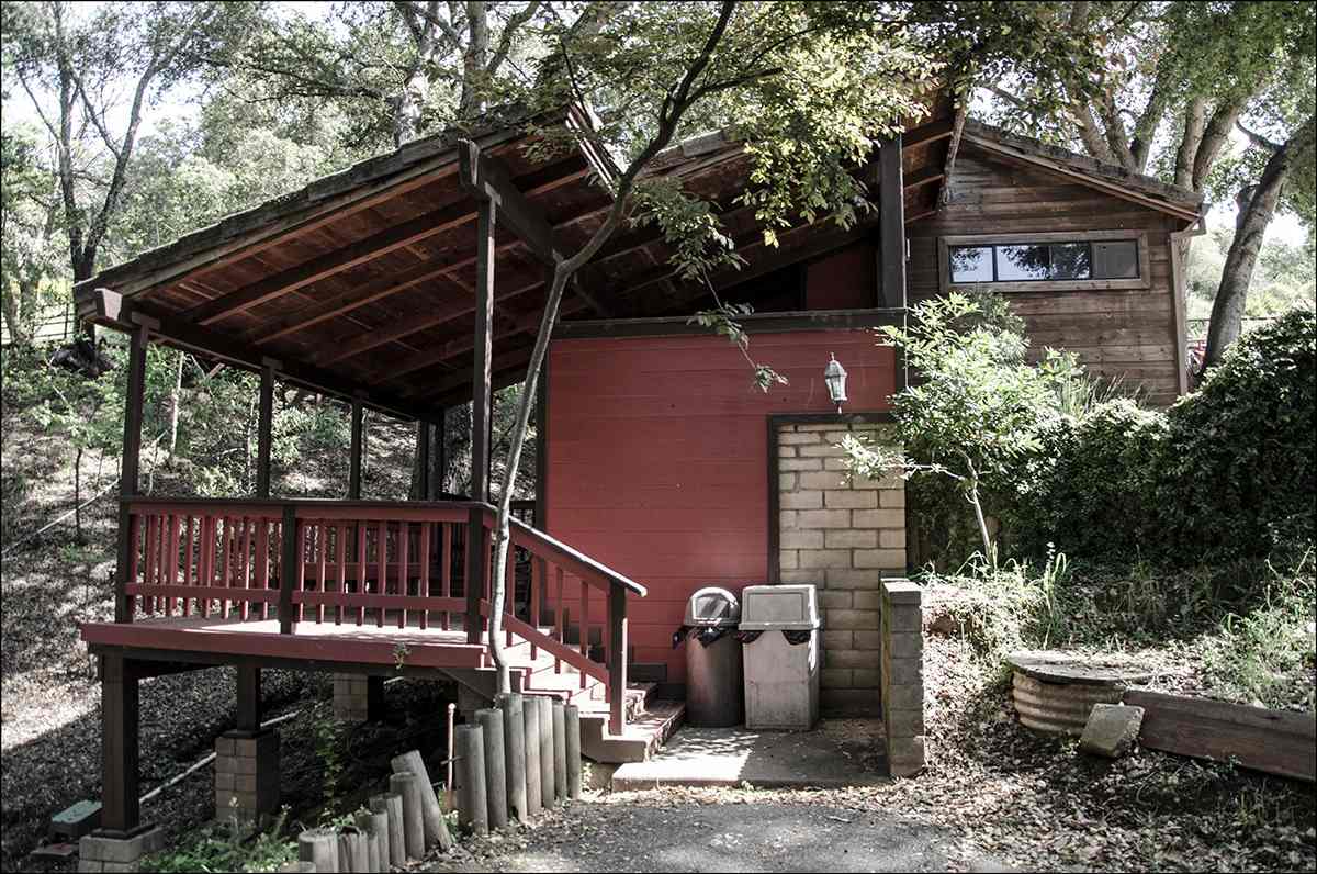 Outdoor showers & bathrooms