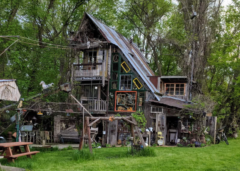 Workshop building. Three stories of intrigue and interest to explore and experience during the stay. On special occasions, bands play here to everyone's delight. 