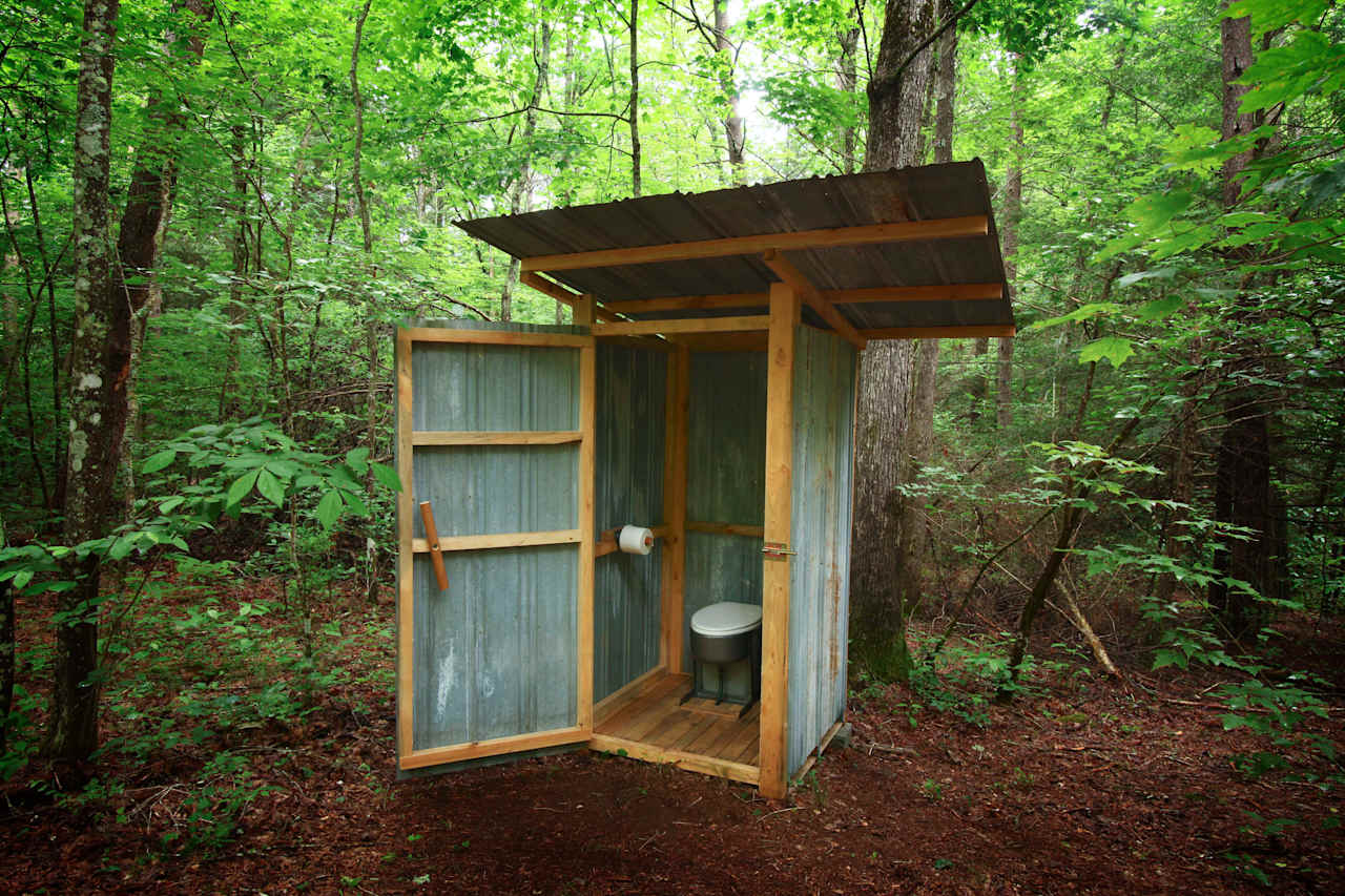 Odorless Composting Toilet equipped with T.P., Sawdust and night-light