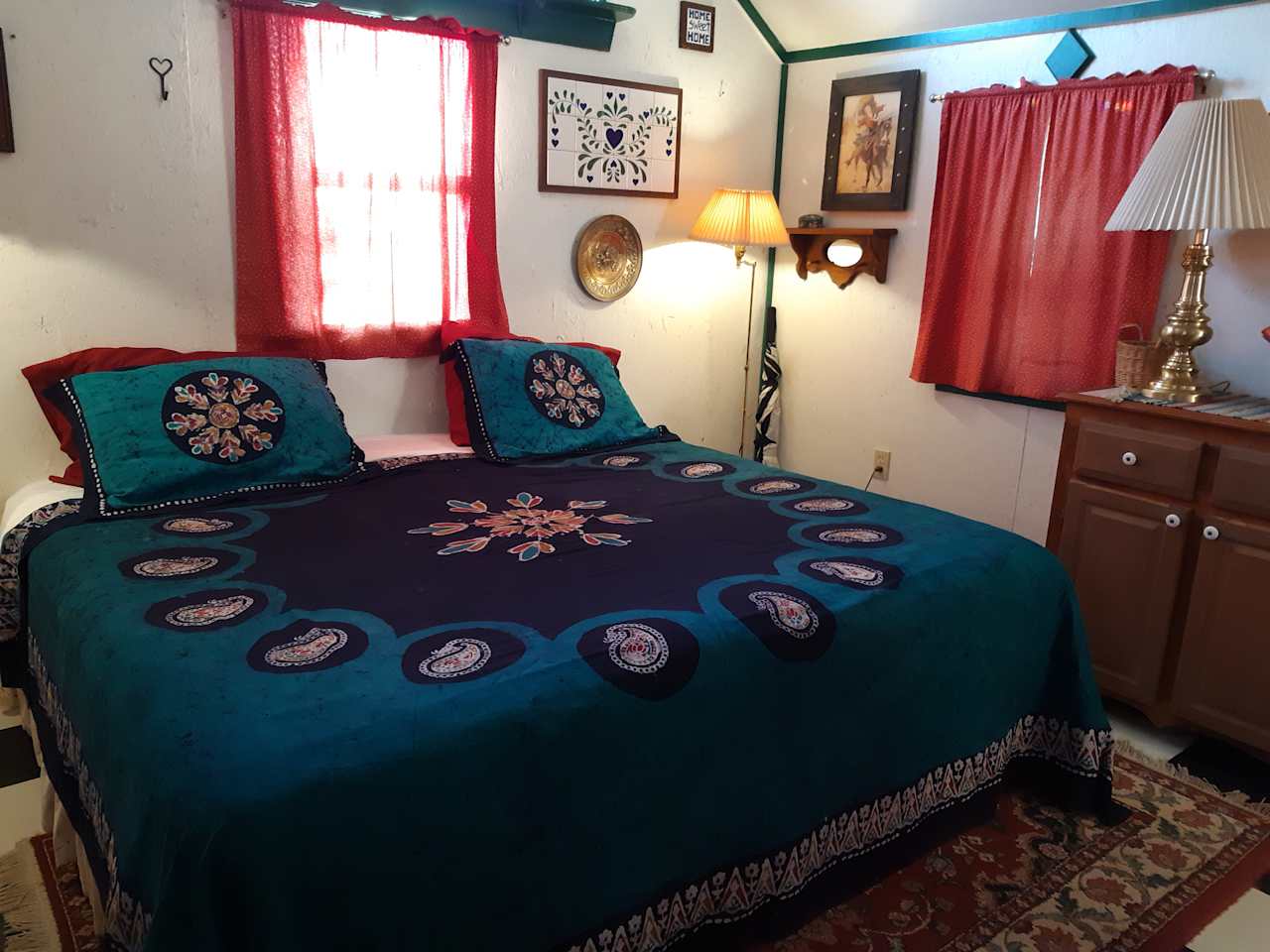 King and 2 twin beds, plus table that seats 4.  Outhouse is 30 ft from front porch,
and enclosed but open to the sky hot water shower is around behind the bungalow.