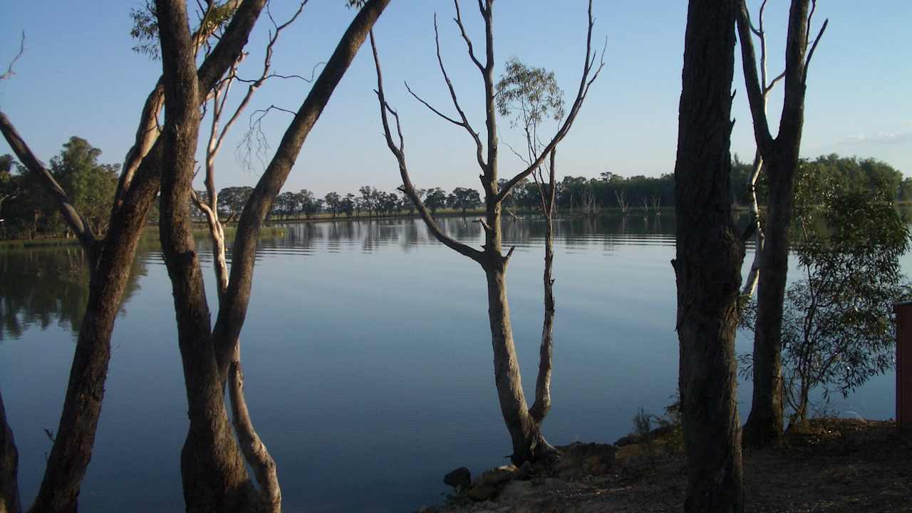 Lake Laanecoorie (image credit: https://www.visitmelbourne.com/)