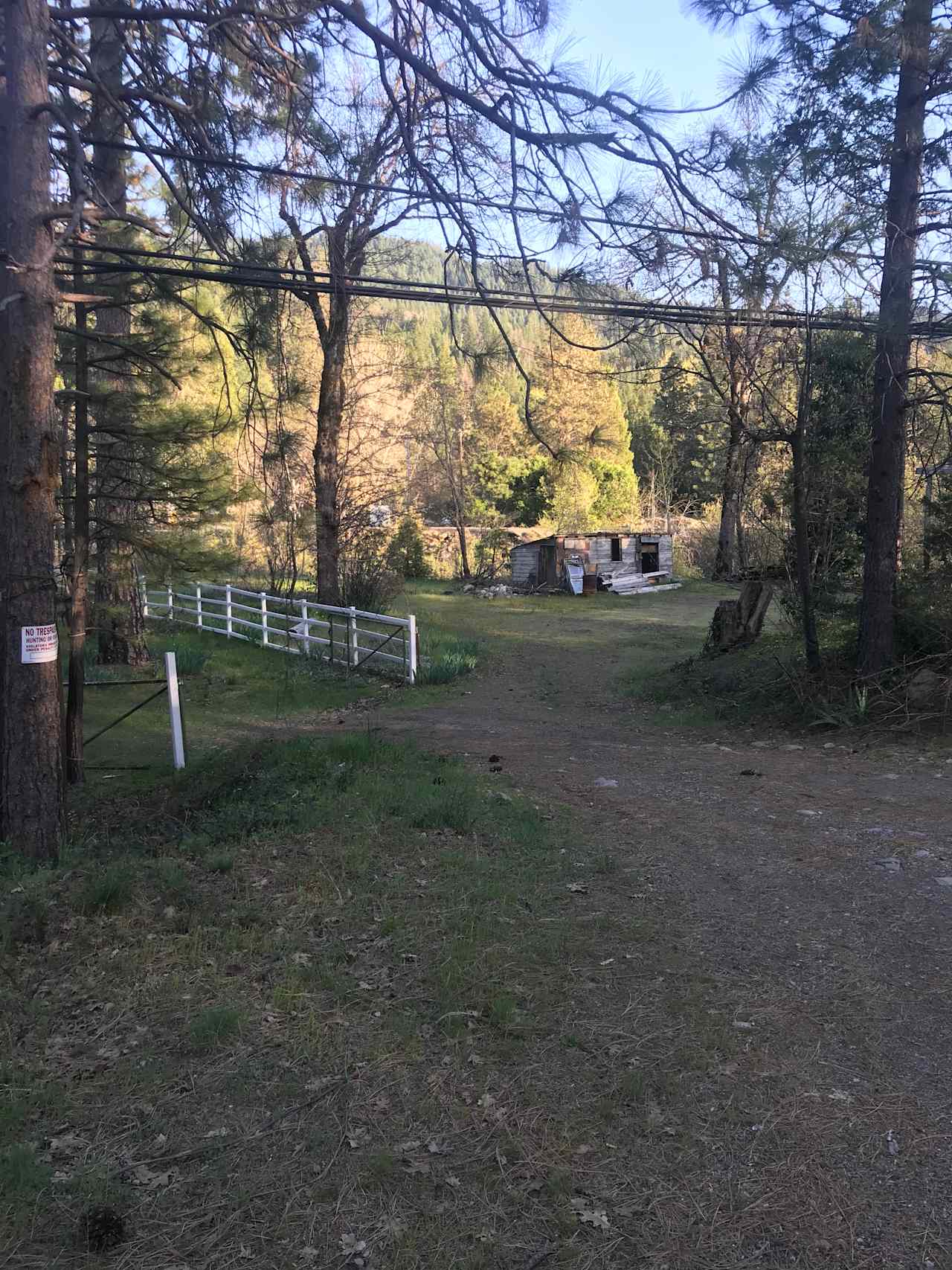 Property driveway that you will see upon first arrival to our Hipcamp site. 