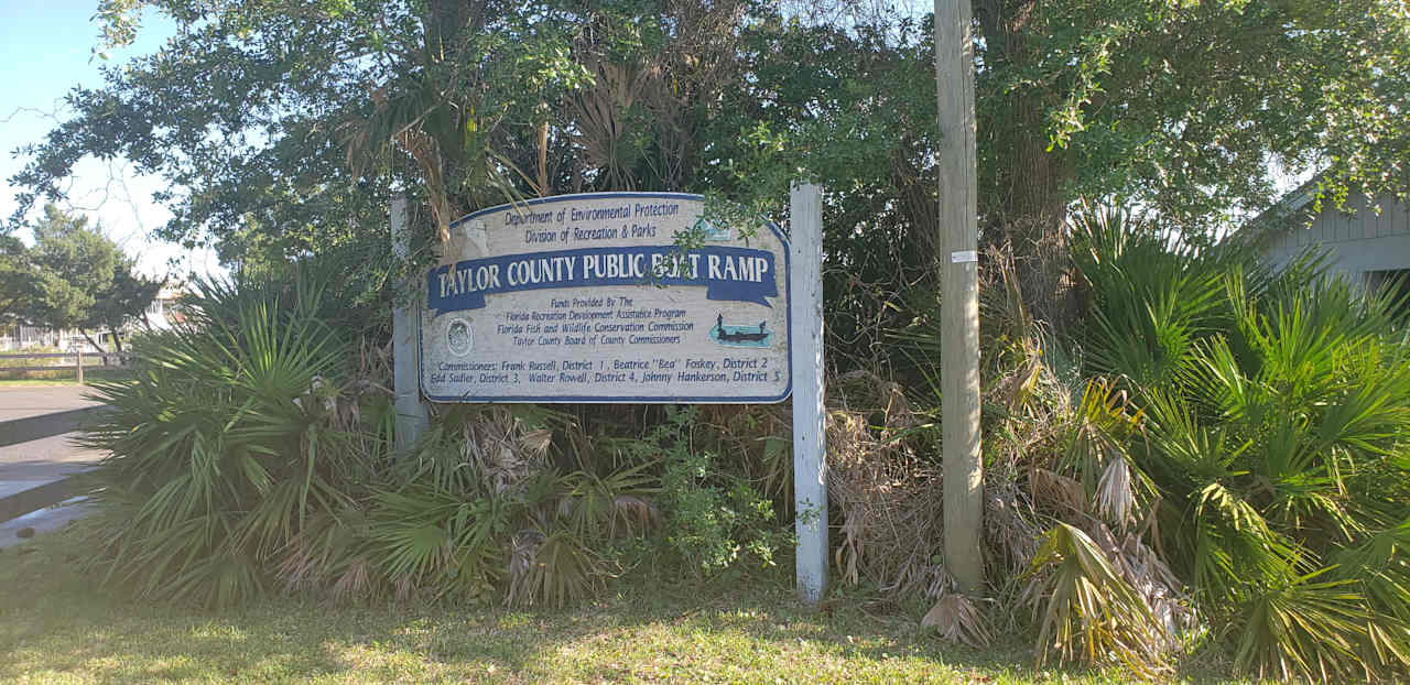 Taylor County Public Boat Ramp just 2.5 miles - 5 minute drive