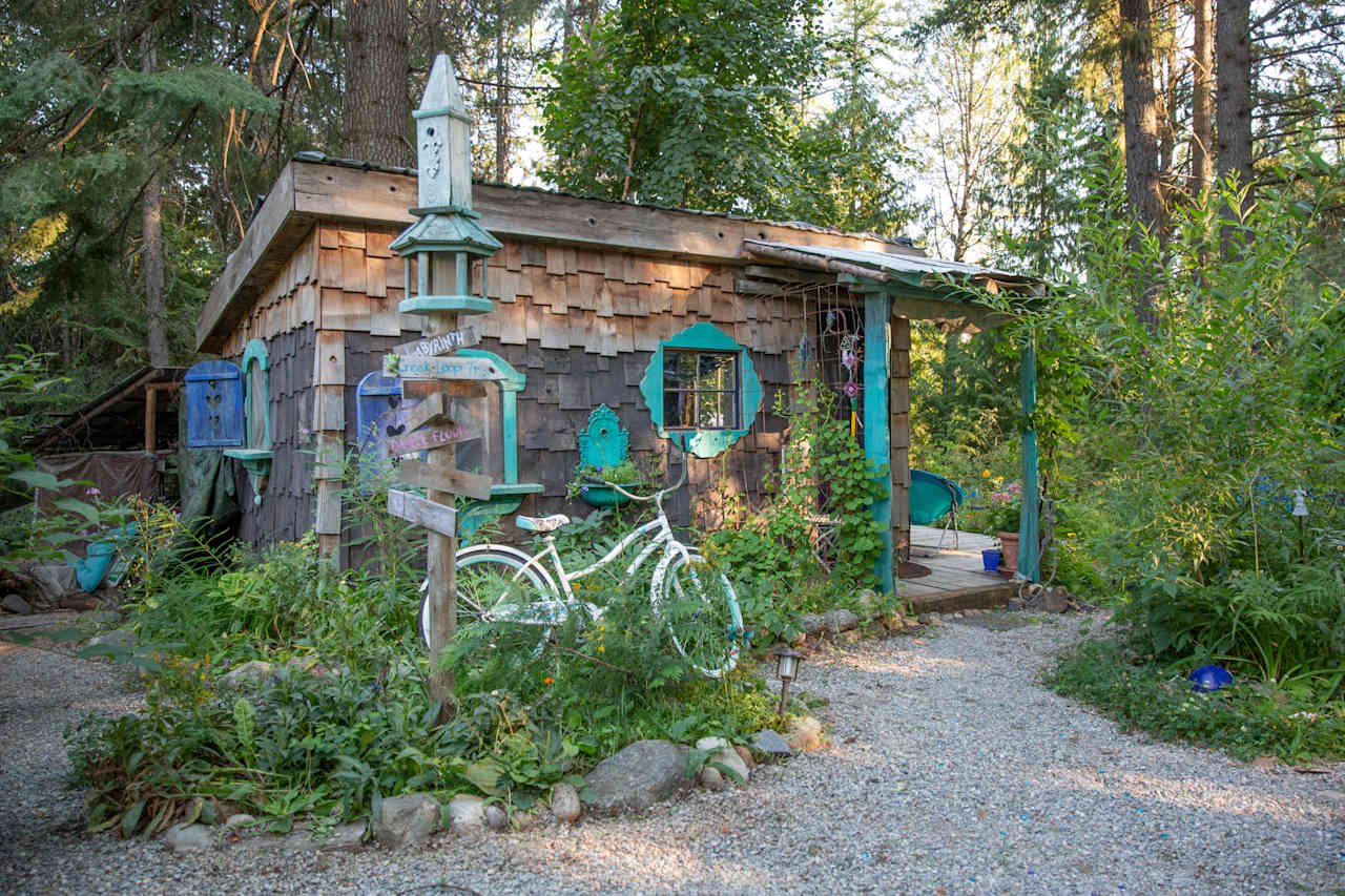 The signs in front of the cabin lead you to the different stays on property.