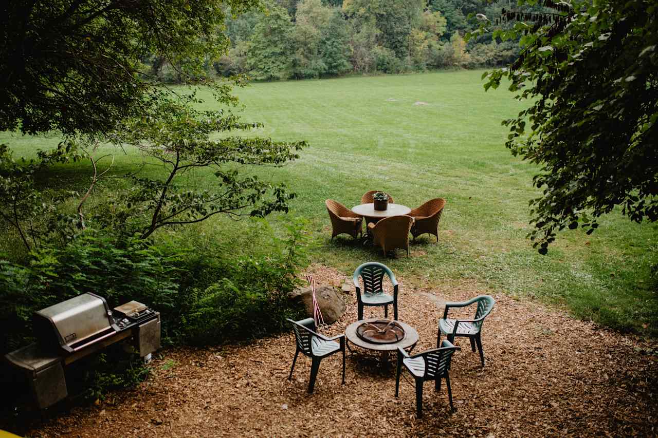 Everything is in close proximity to the treehouse. A nice table & chairs set is next to the grill and firepit to sit down and eat a meal. 