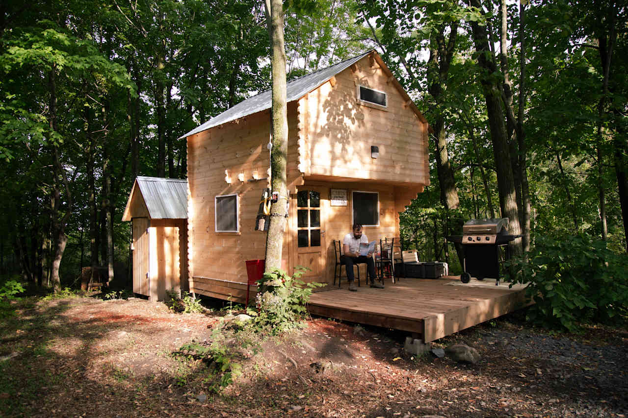 This bunkie caught the sunlight at all times of day beautifully, we were fortunate with good weather to spend a lot of time outside and on the porch :)