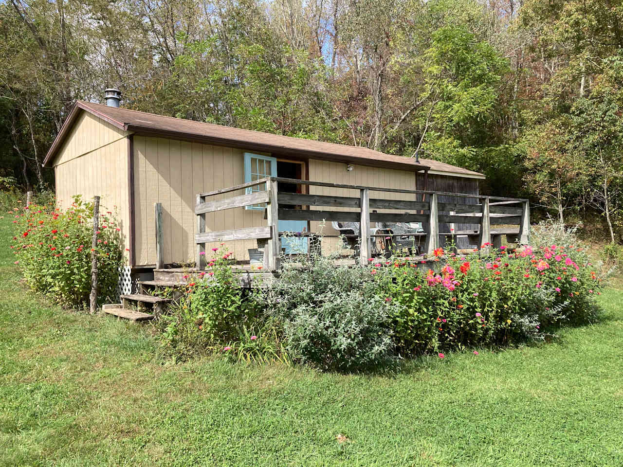 The cabin that has the bathroom facilities and a little kitchenette is just a short walk from the Lee Gypsy Wagon. 