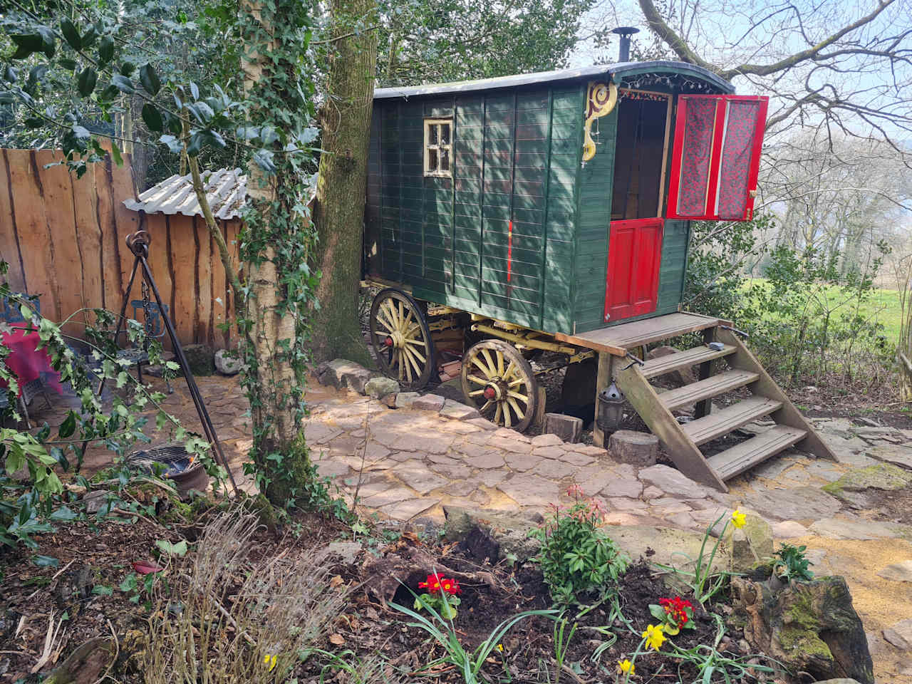 Gypsy Caravan with bathhouse. kingsize bed , woodburner.