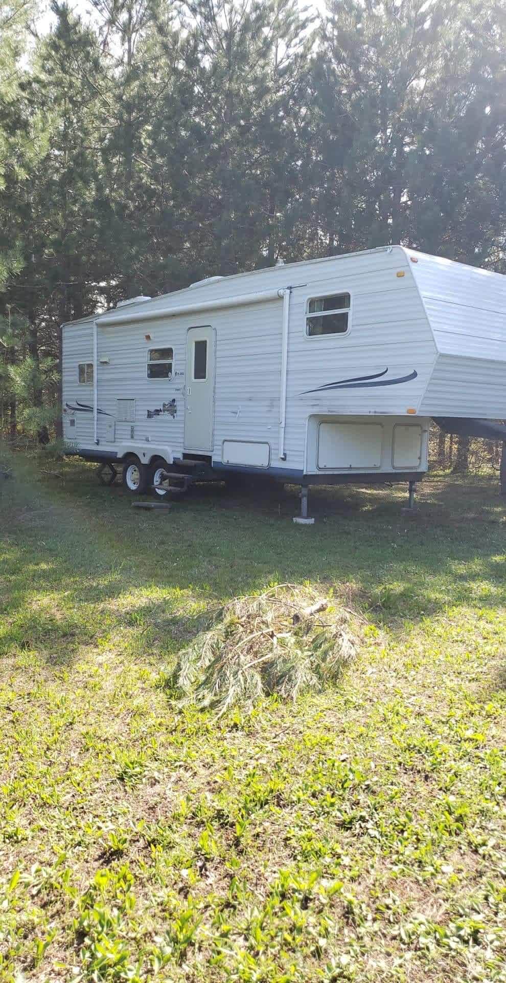 Jay Bird Camper sleeps 4.  1 Queen bed and pull out couch.  Kitchen, bathroom and separate tub/shower.  Stocked with lines, dishes and coffee maker.  