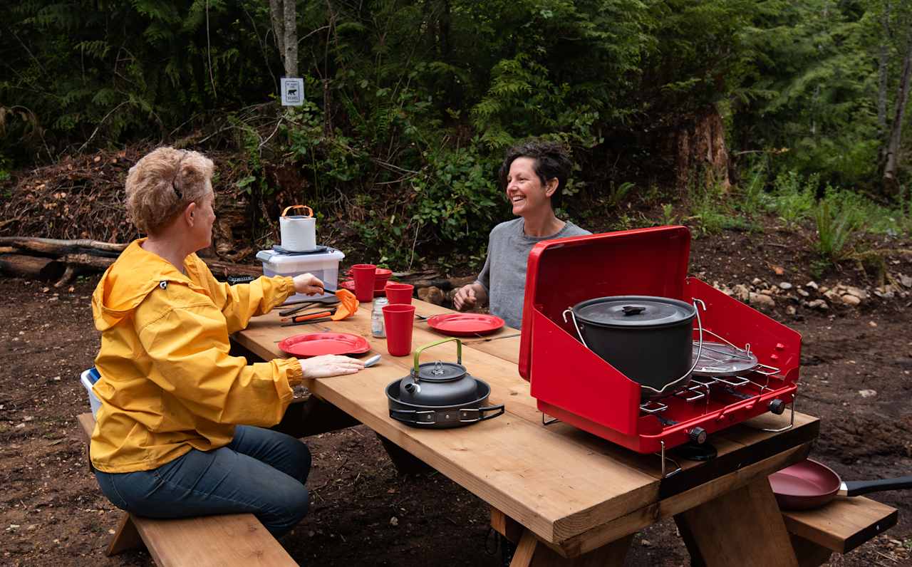 The little cookset that is supplied is so cool. A frying pan, 2 pots, a kettle and a whole set of cups all stack together like russian dolls. Everything you could need!