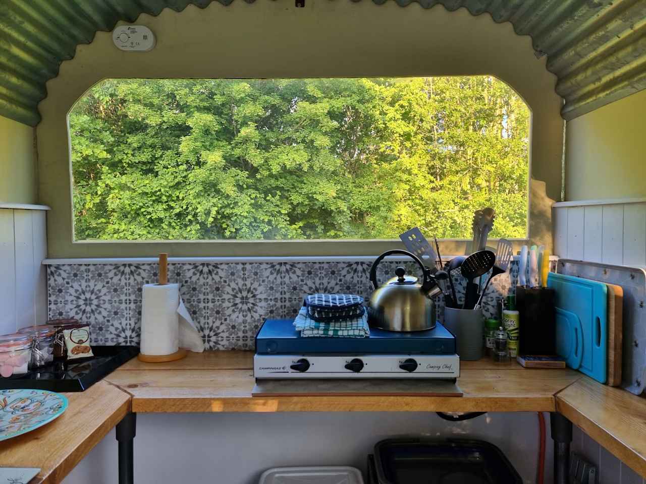 Trailer kitchen with electric induction hob