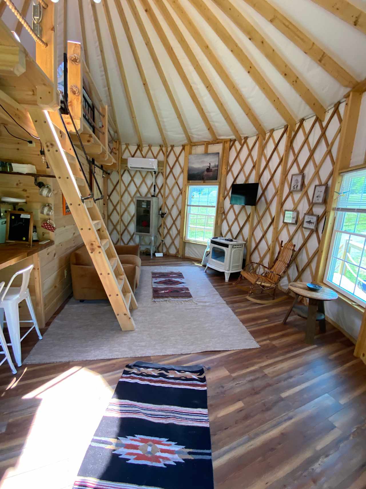 Magical Riverside Yurt w/hot tub