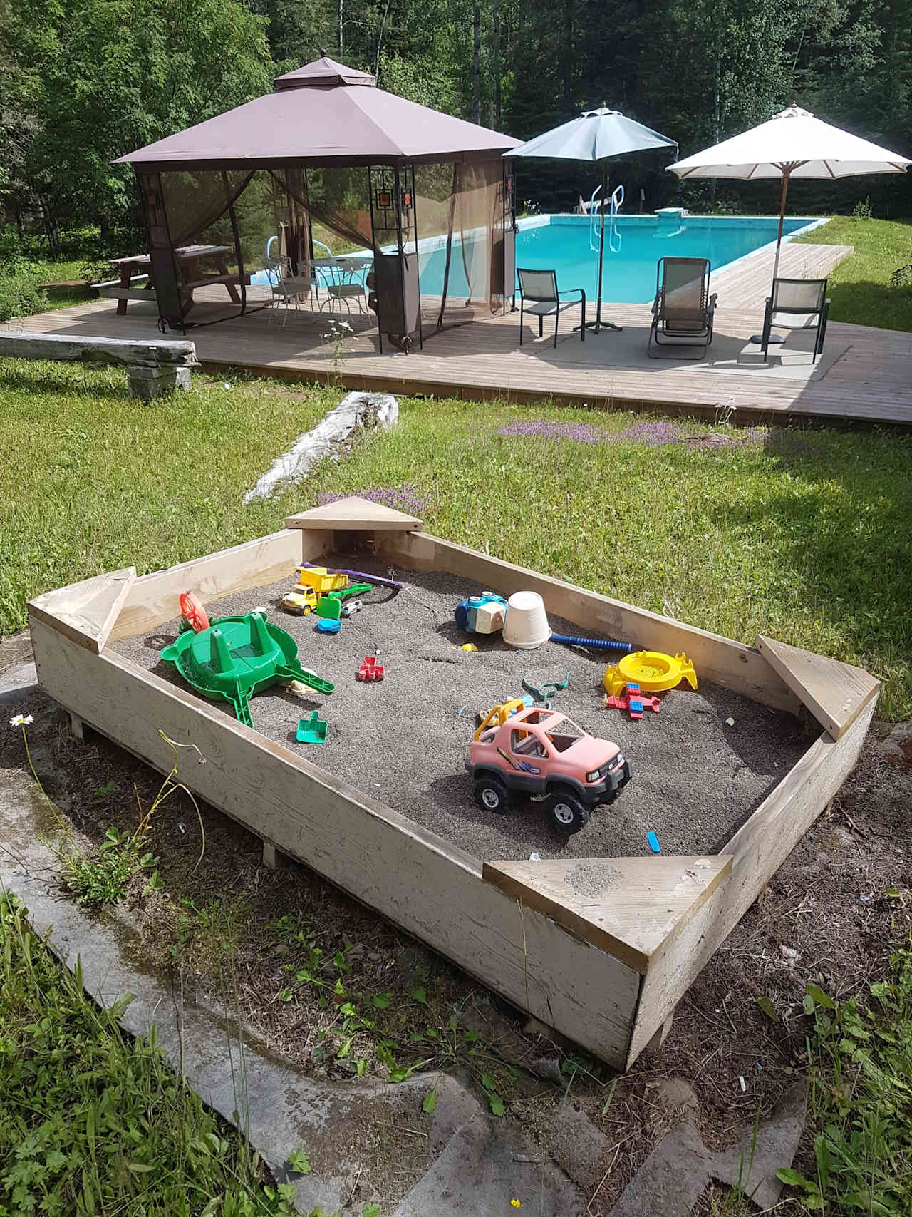 Peaceful Poolside Bliss!