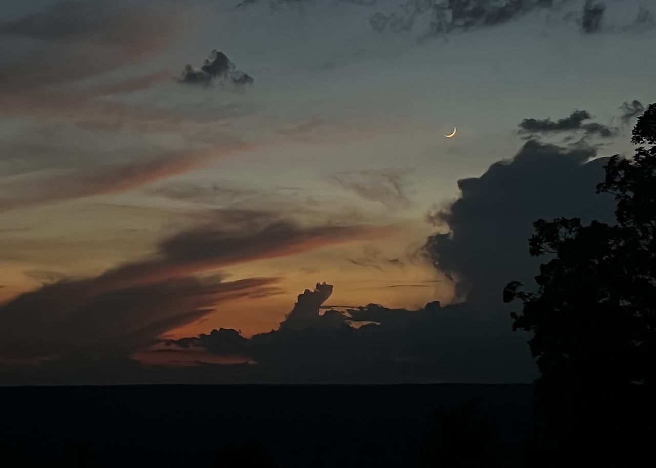 Moon setting over the plateau - seen from the point