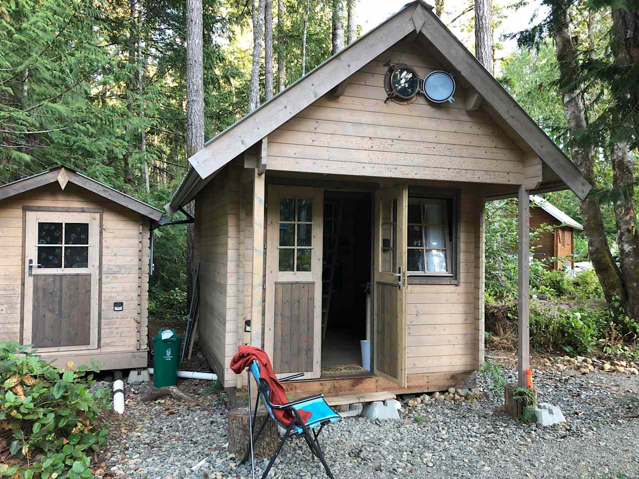 Our beautiful cabin and delegate bathroom 