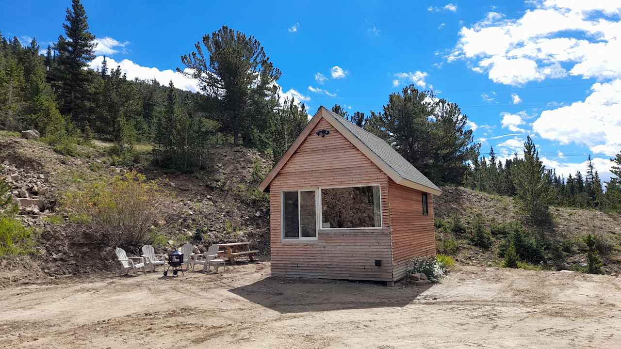 Glacier Getaway Bunkhouse and Lot