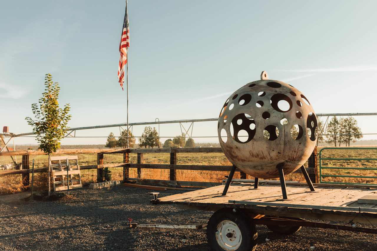 This circular structure is also a spot where you can enjoy a campsite around the corner from the campsites