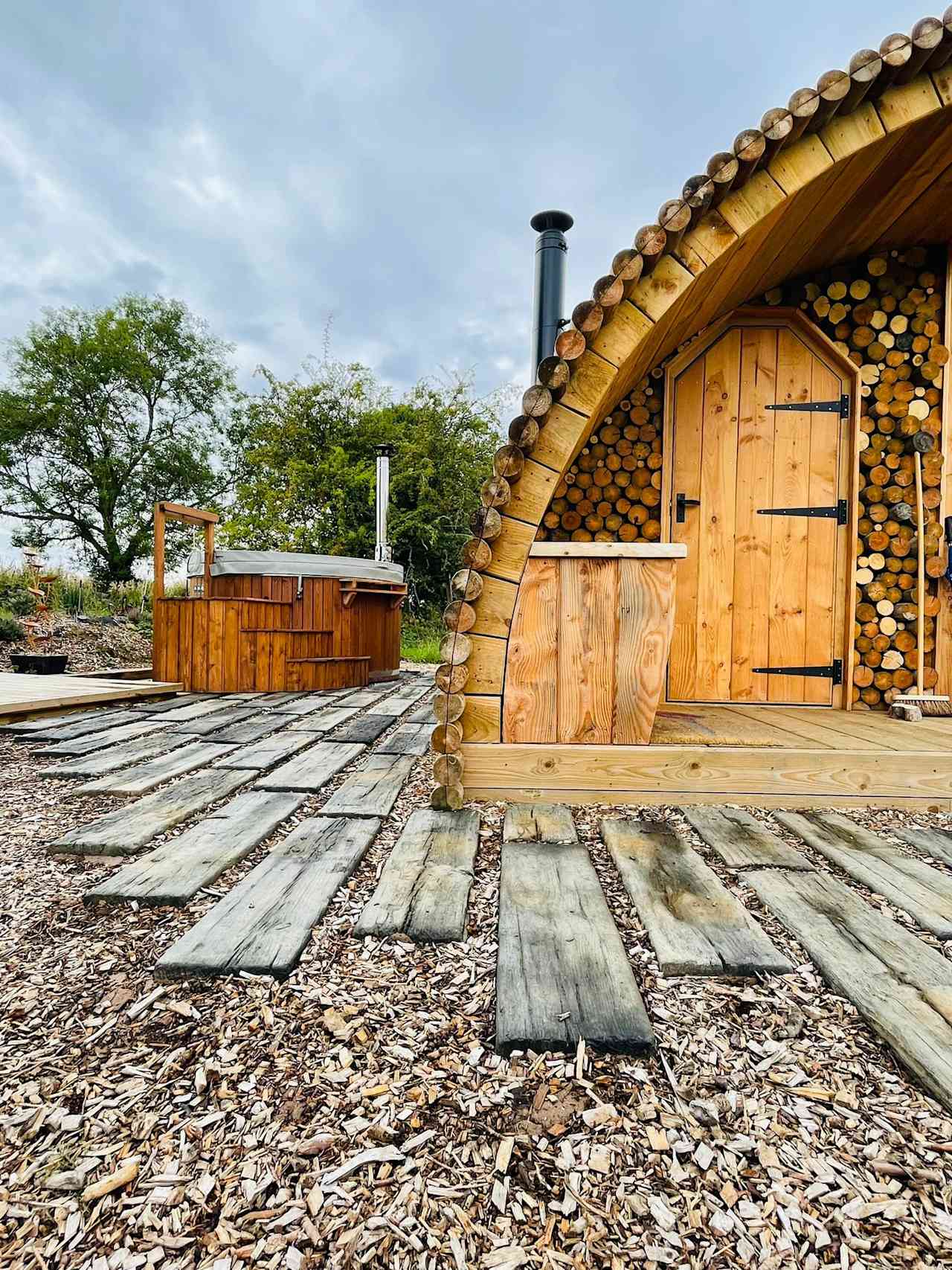 Pheasant Lodge exterior and hot tub