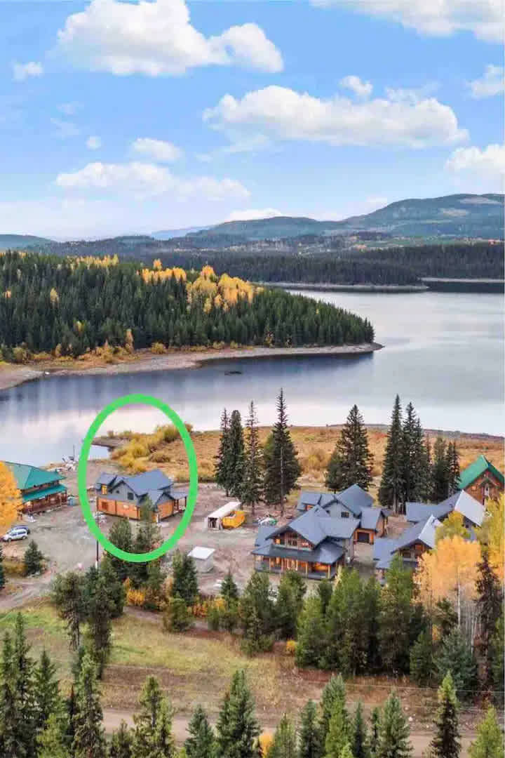 Cozy Cabin sleeps 10 with hot tub