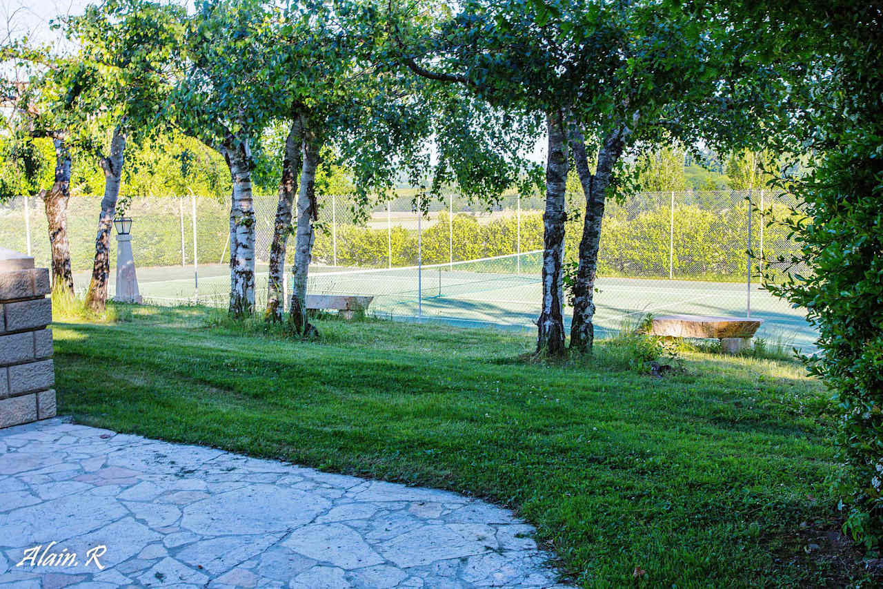 Tennis lover, if you look carefully at the background of the photo you will see the tennis court. It is at your disposal.