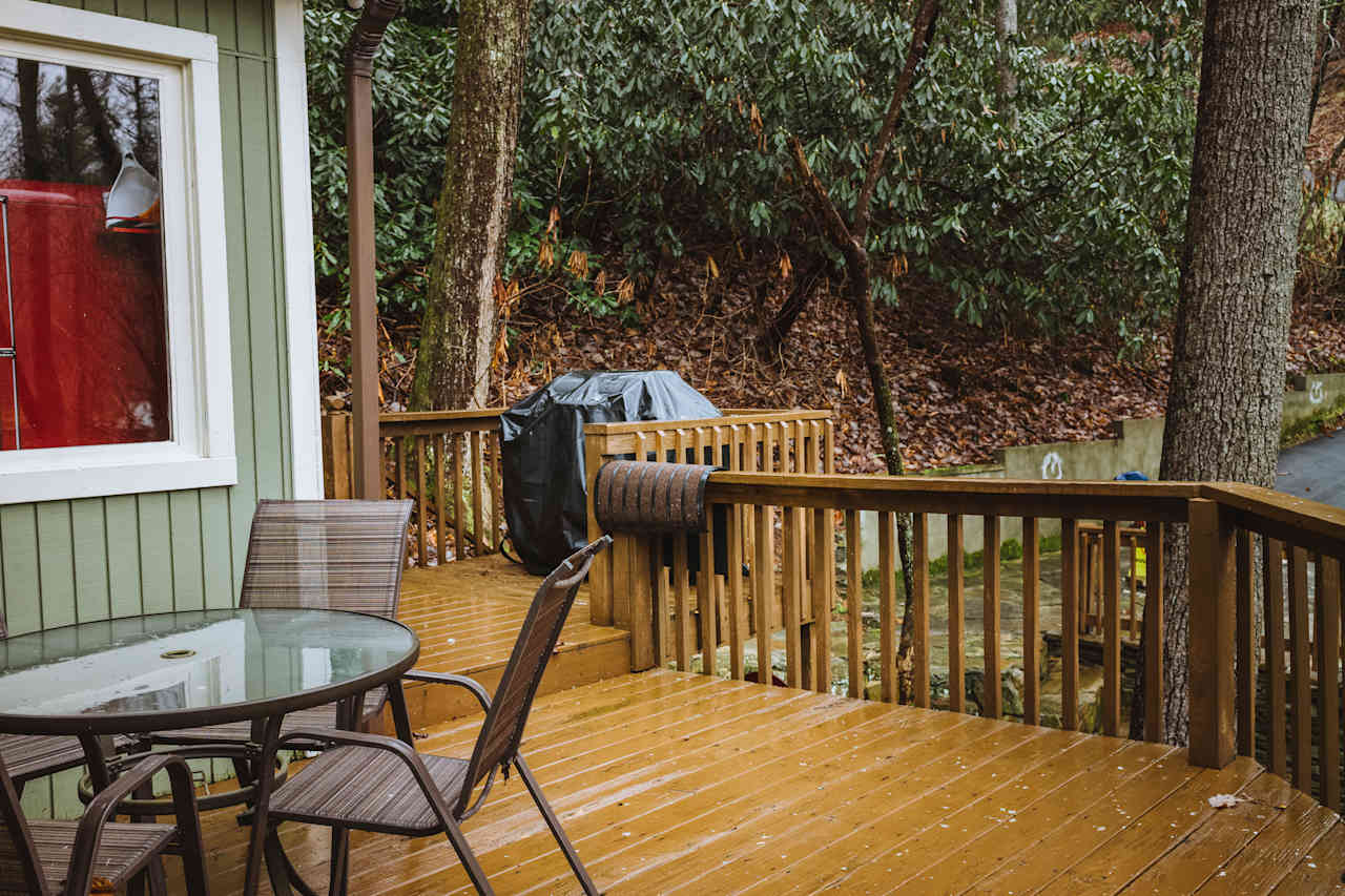 Roho's Creekside Cabin - hot tub