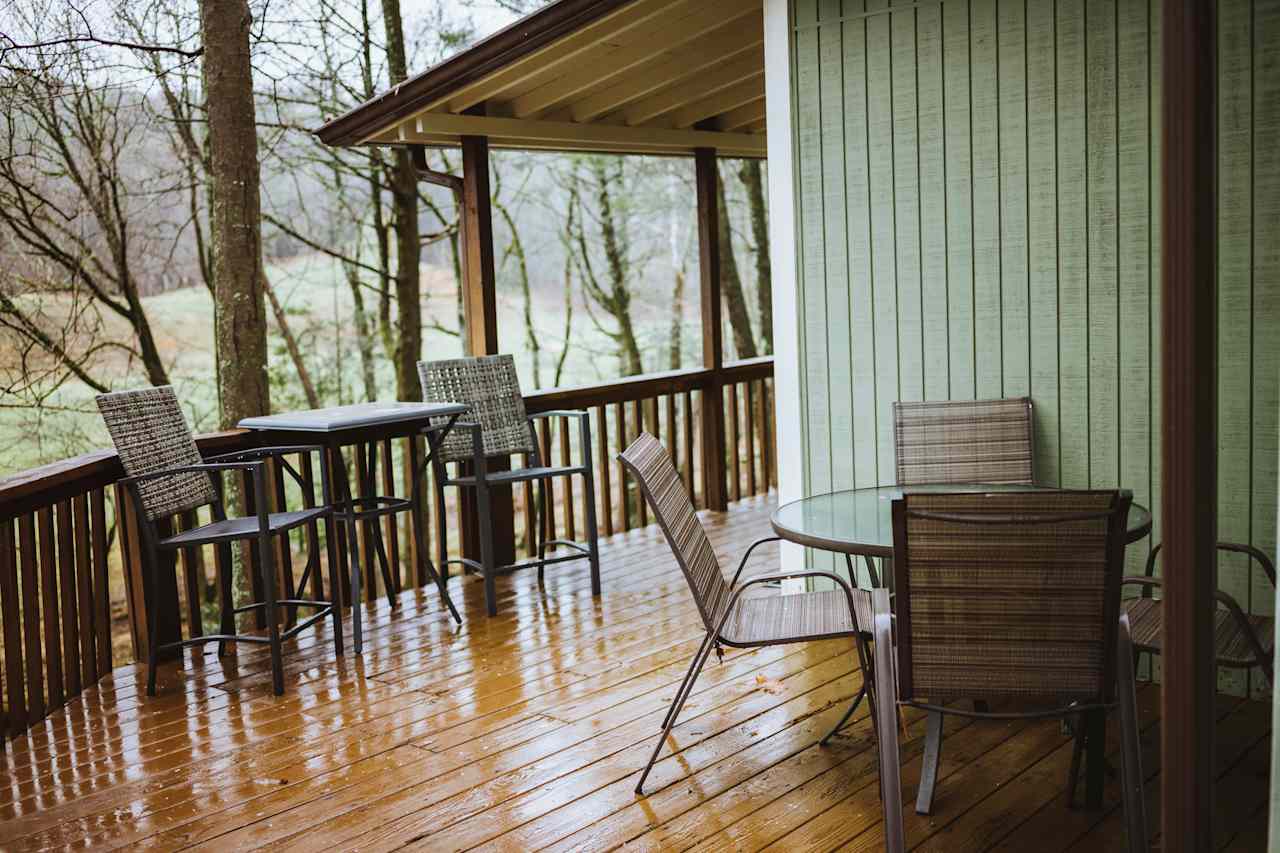 Roho's Creekside Cabin - hot tub