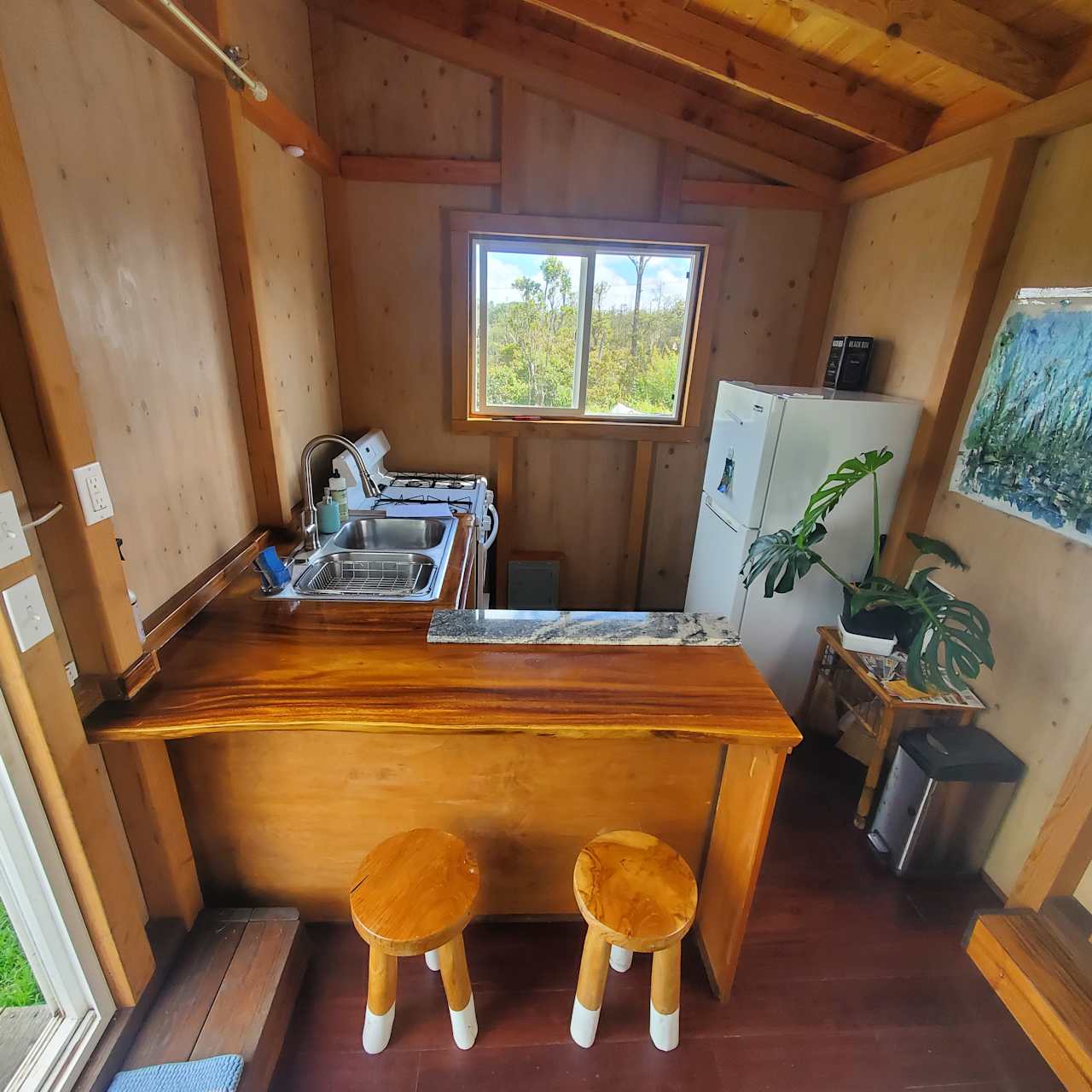 Kitchen bar with mangowood countertop 