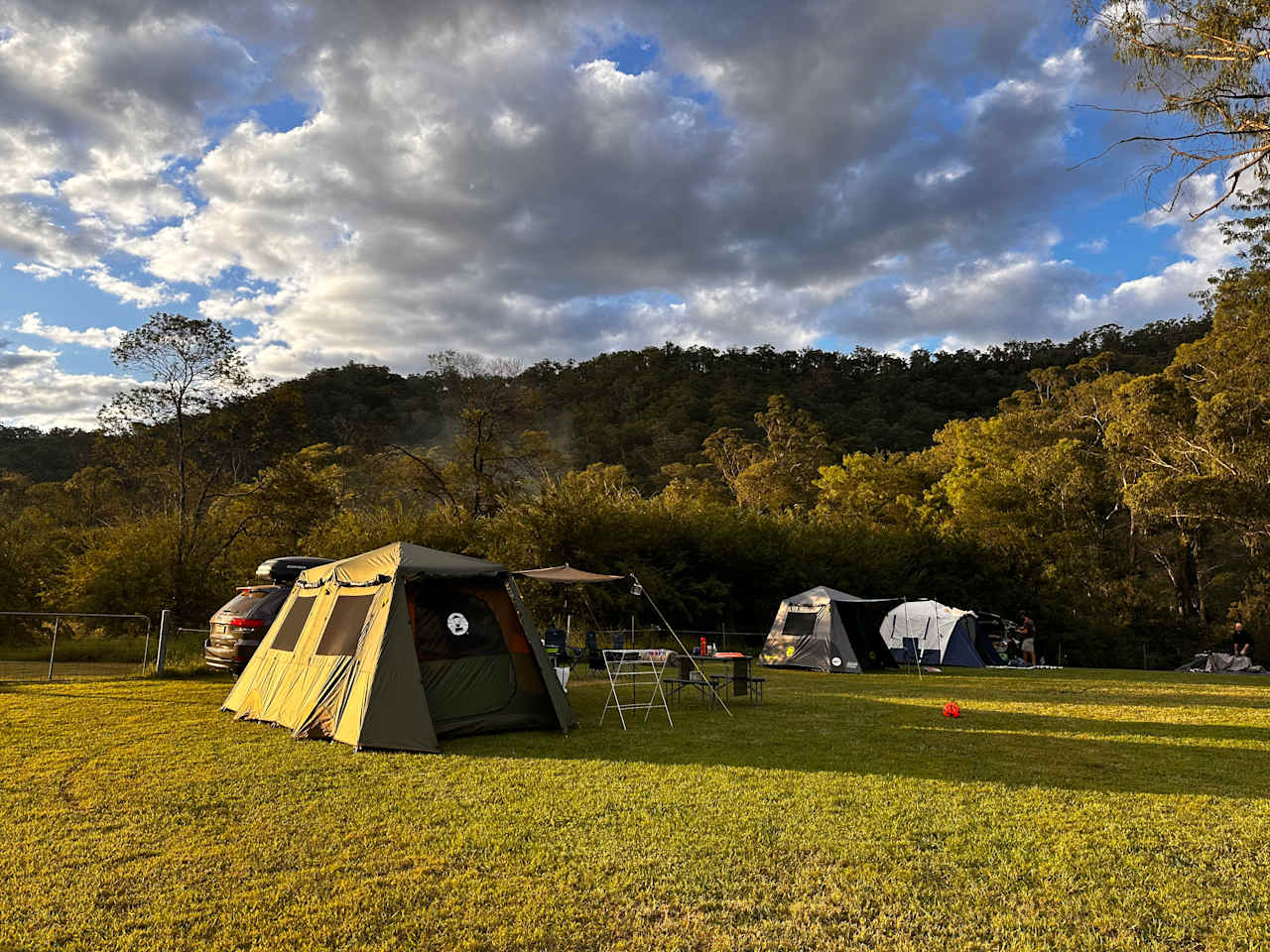 "DeView" Colo River Valley Camping