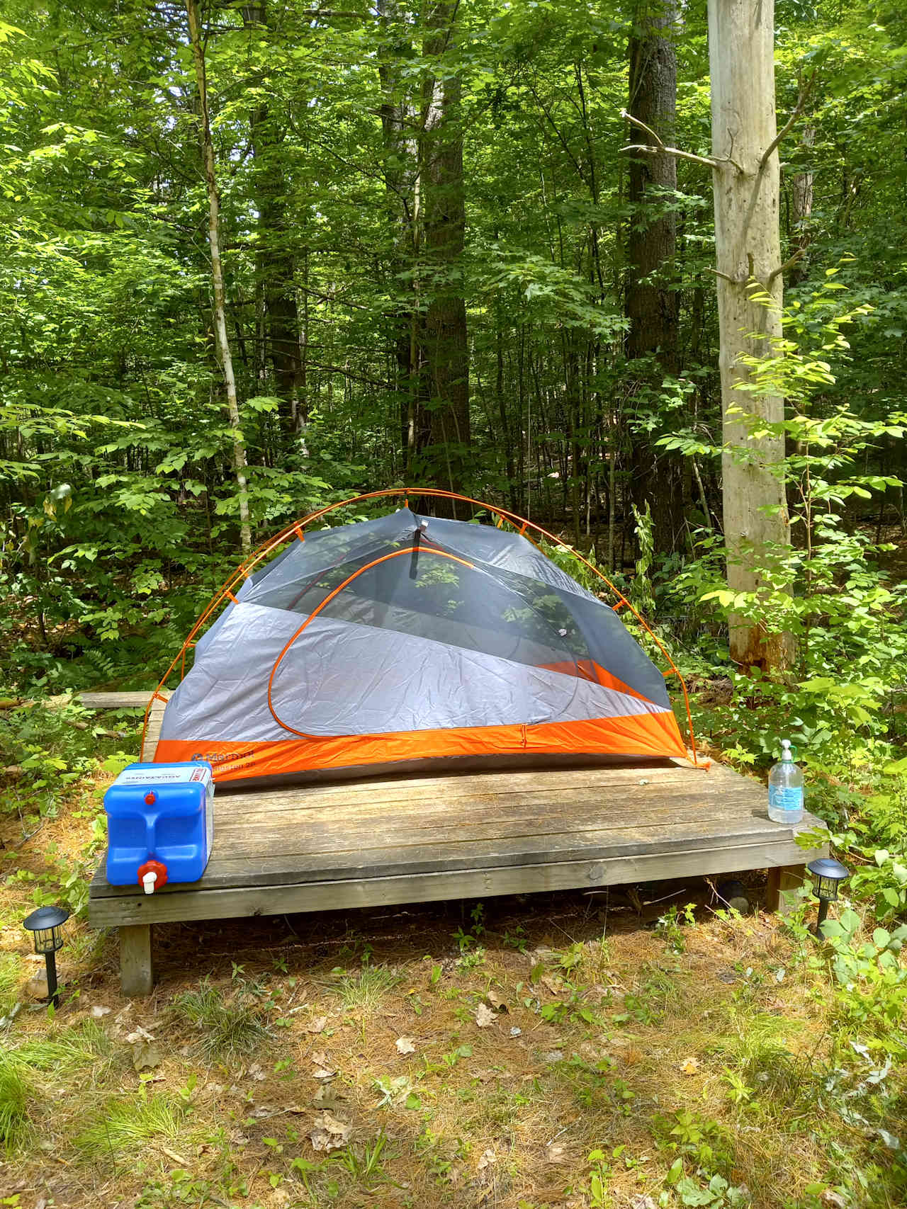 Non-potable water, solar lights and sanitizer is located on the platform. TENT IS NOT PROVIDED but for the photo there is a 2P tent for reference.