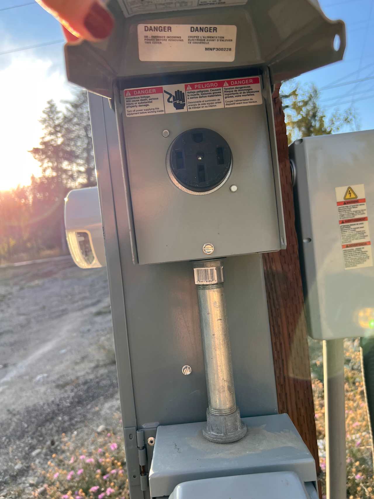 50 amp hookup, if you have a 30 amp plug you’ll need to bring a converter.